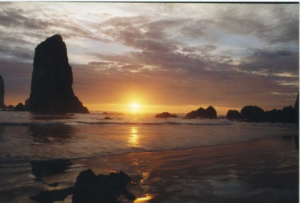 the beach with sunset photo: Oregon Sunset - Cannon Beach- Cannon Beach, Oregon, USA CanonOregonBeachScene004-1.jpg